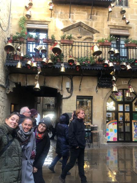 Decoraciones en un balcón de la Plaza Mayor de Laguardia.