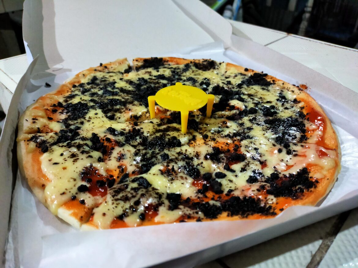One of the (not well known) pride of the Philippines, the Cookies & Cheese Pizza.