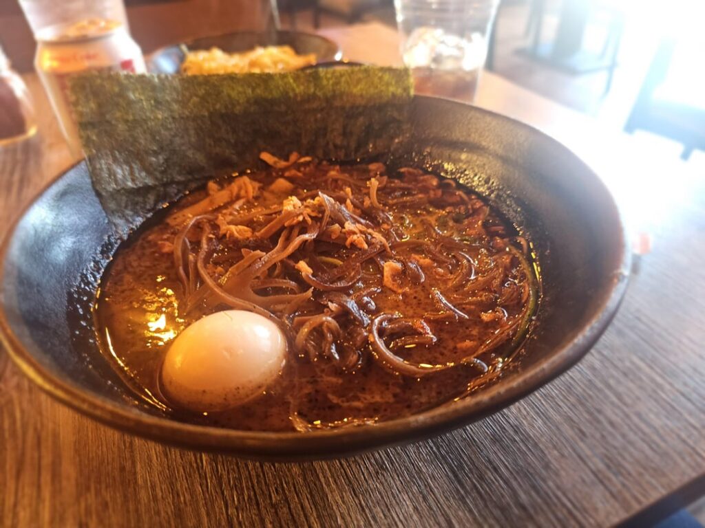 I dont like the straight noodles that come with tonkotsu at most restaurants.