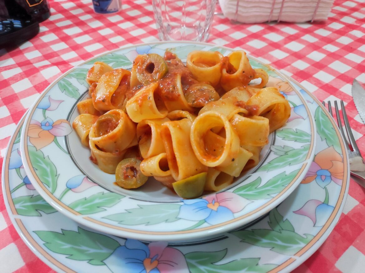 Simply and delicious: "Calamarata" pasta with tomato sauce, capers and olives. (Semplice e delizioso: calamarata con salsa di pomodoro, capperi e olive).