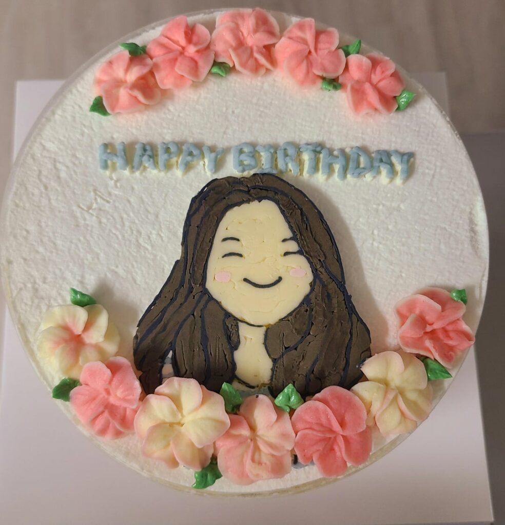 This is my first try decorating with swiss butter cream for a friend's birthday. 😆