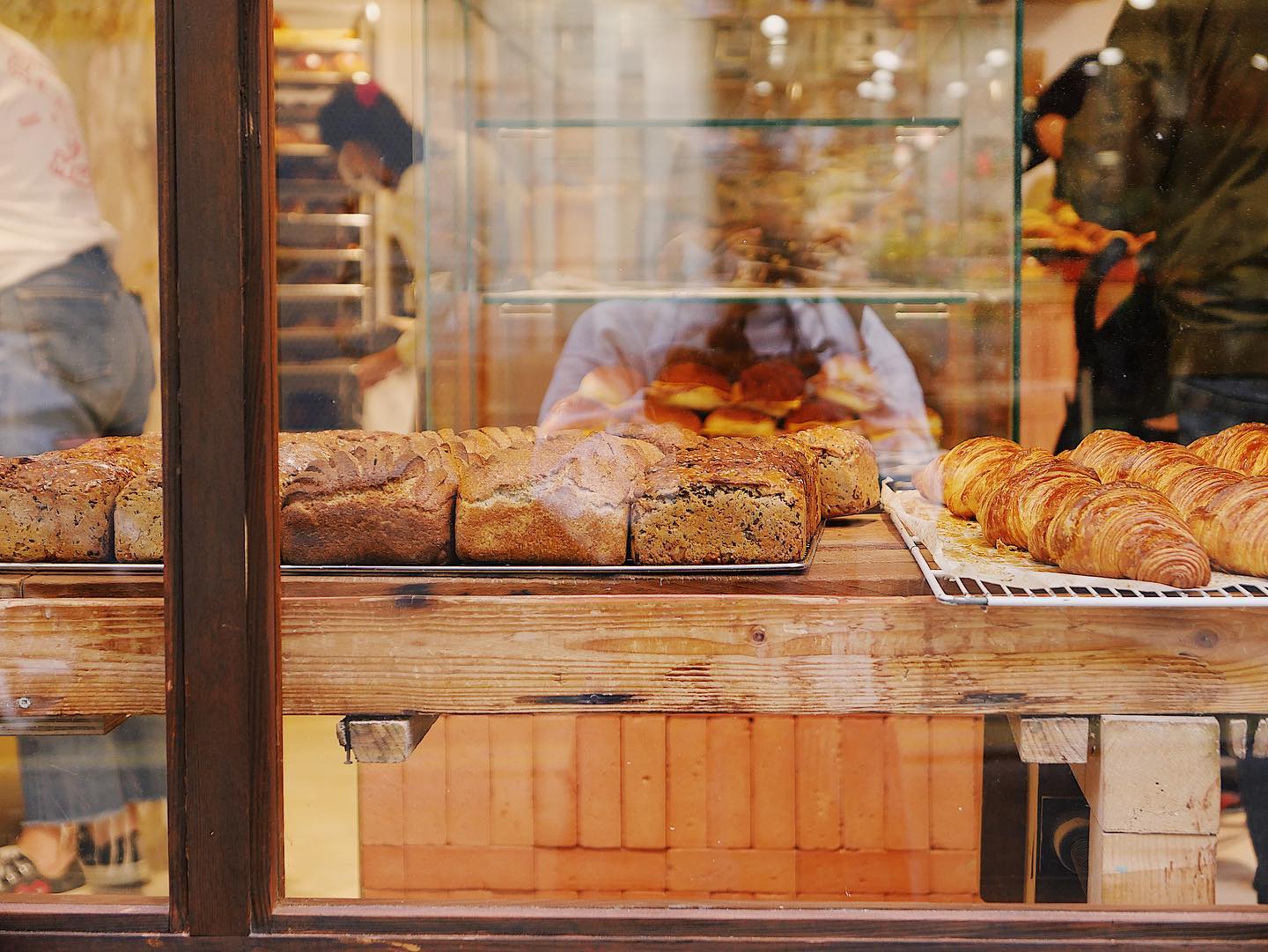 Freshly baked loaves of bread at Mamiche bakery in Paris (© Mamiche)