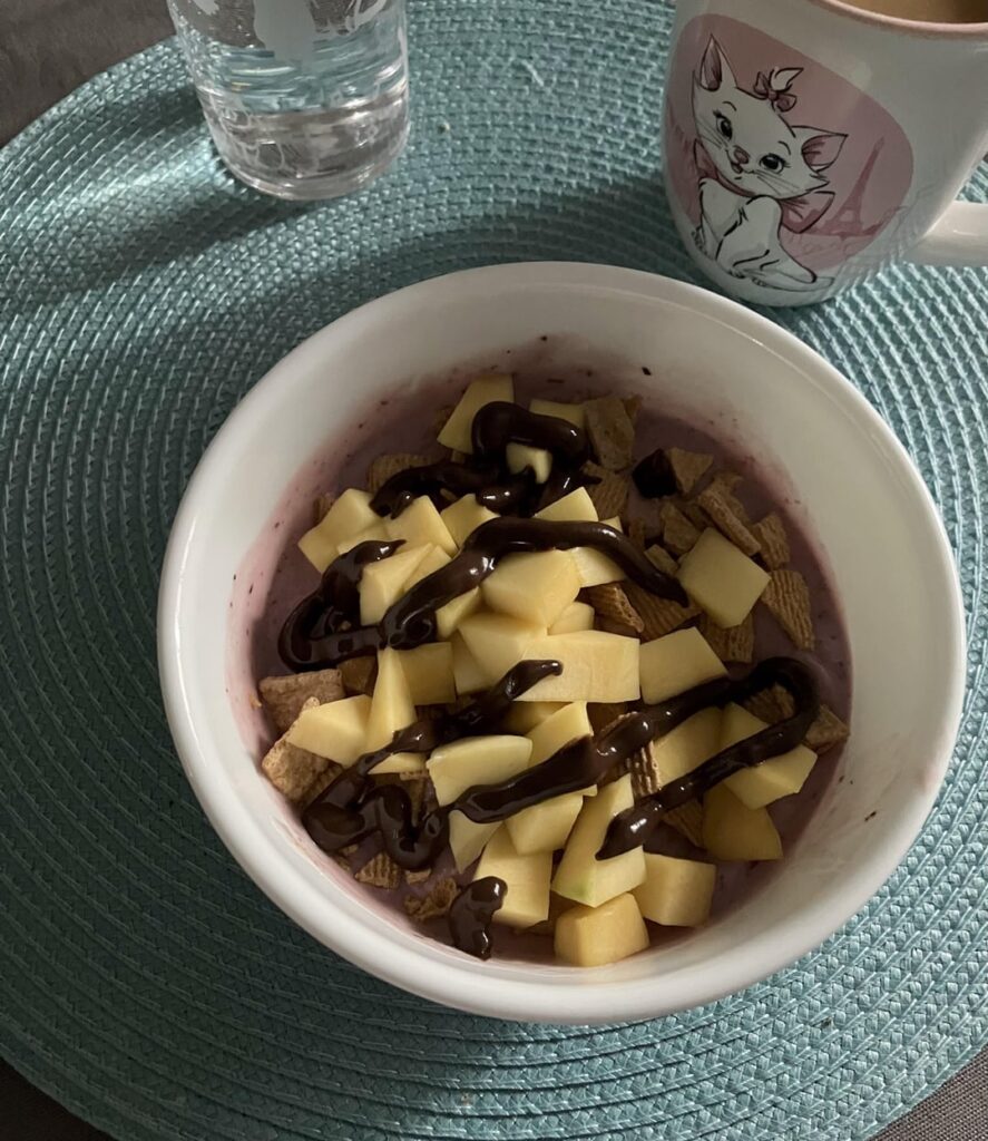 Smoothie bowls are like dessert for breakfast! 😋