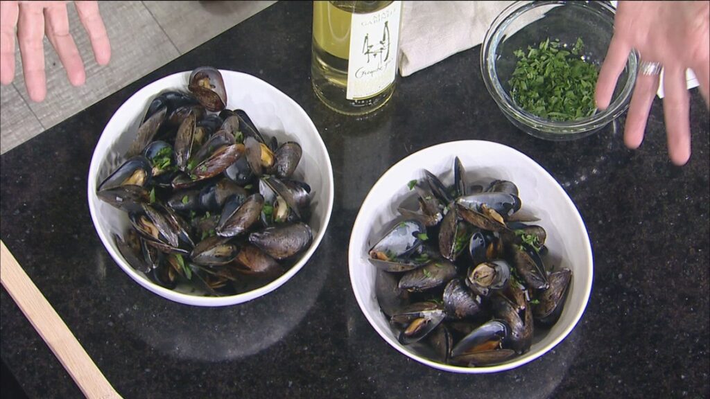 RECIPE: Mussels in White Wine (Moules Marinières)