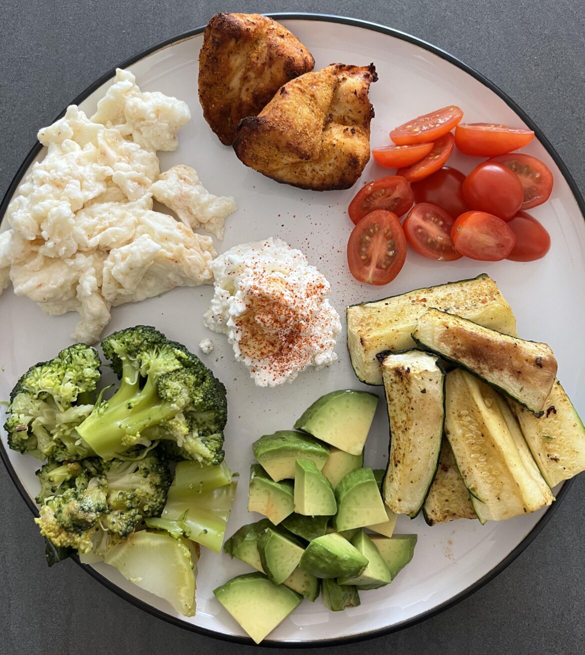 Lunch - 700 g of food, 354 calories, 49 g protein