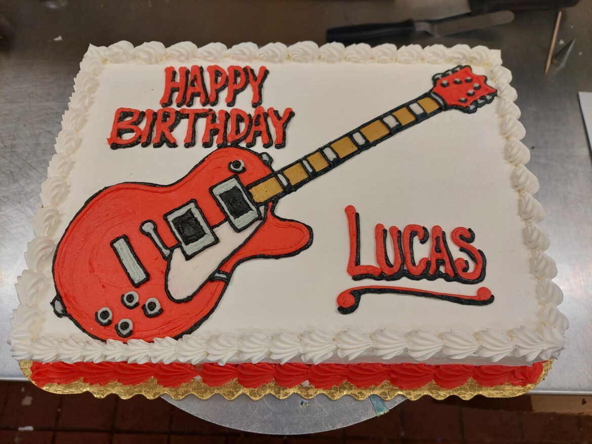 Customer asked for a red Les Paul guitar. I always get a little nervous drawing something that requires exact proportions to "look the part". The neck is a little shorter than I'd prefer, but being that it was a small cake, I did what I could. I hope they liked it 🤞