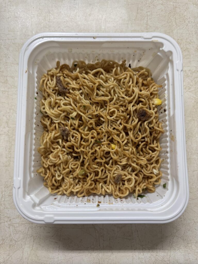 Garlic soy sauce flavoured instant noodles