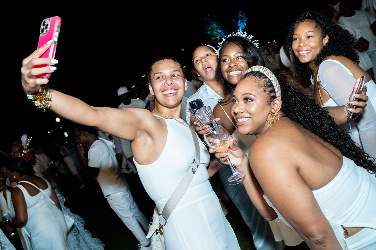 Guests at Diner en Blanc