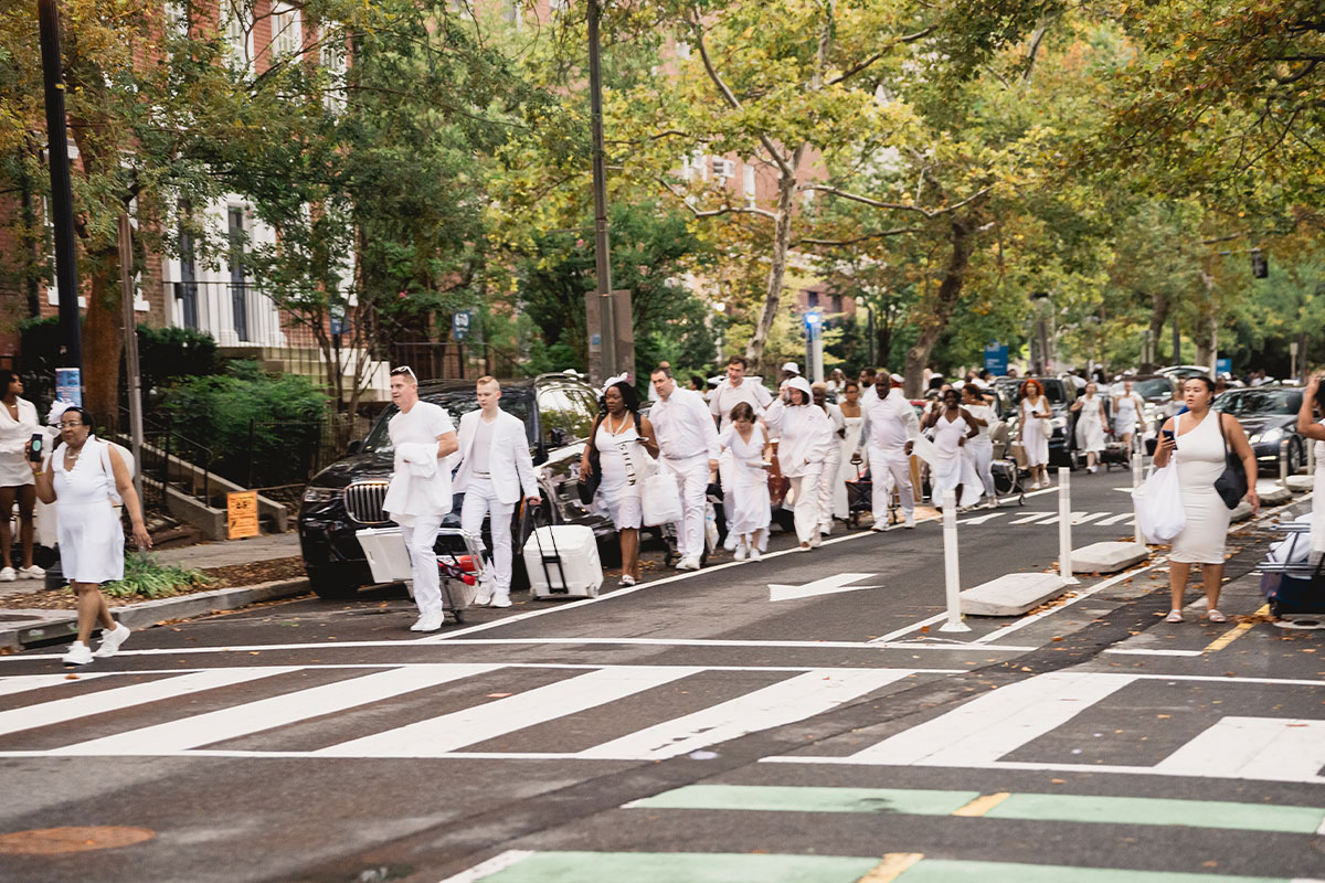 Guests in white walk to Diner en Blanc
