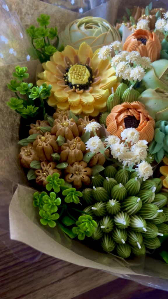 Our latest buttercream bouquet 💐🩷 (food-safe plastic greenery sprigs were used as fillers)