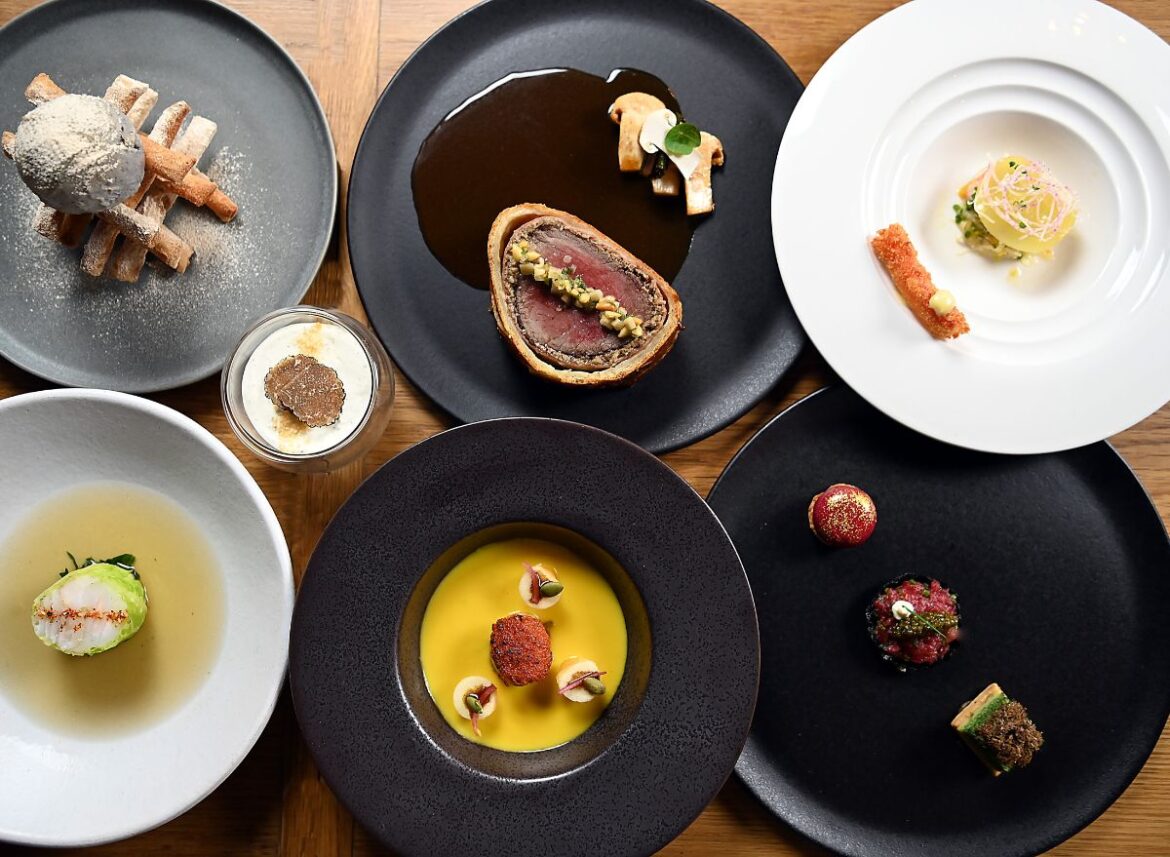 12 Restaurants With Expensive, Over-the-Top Christmas Dinners