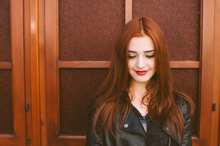 Apple Cider Vinegar Can Totally Replace Your Dry Shampoo—Here’s How alt