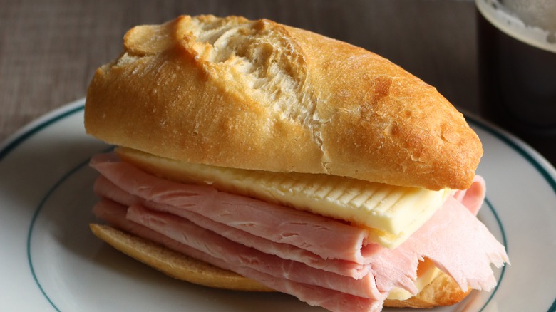 Jambon-beurre on plate
