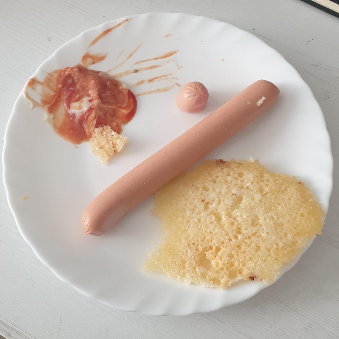 Didn't have energy to cook today so here's some microwaved crispy cheese with sausages and a side of ketchup mixed with garlic sauce 👍