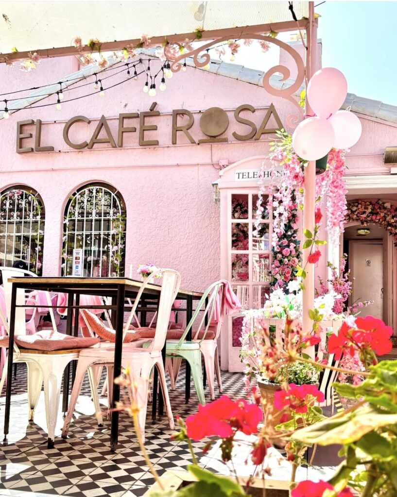 My first time in a cafeteria so feminine and strong smell of coffee located near the beach in the V region of Chile