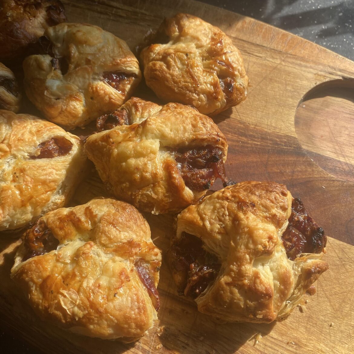 Caramelised red onion, jalapeño and mozzarella puff pastry bites