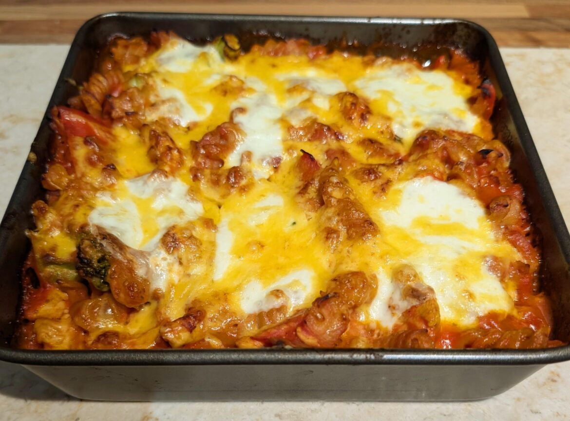 Chicken and bacon pasta bake for an easy and satisfying Monday evening tea/dinner Chicken and bacon pasta bake for an easy and satisfying Monday evening tea/dinner