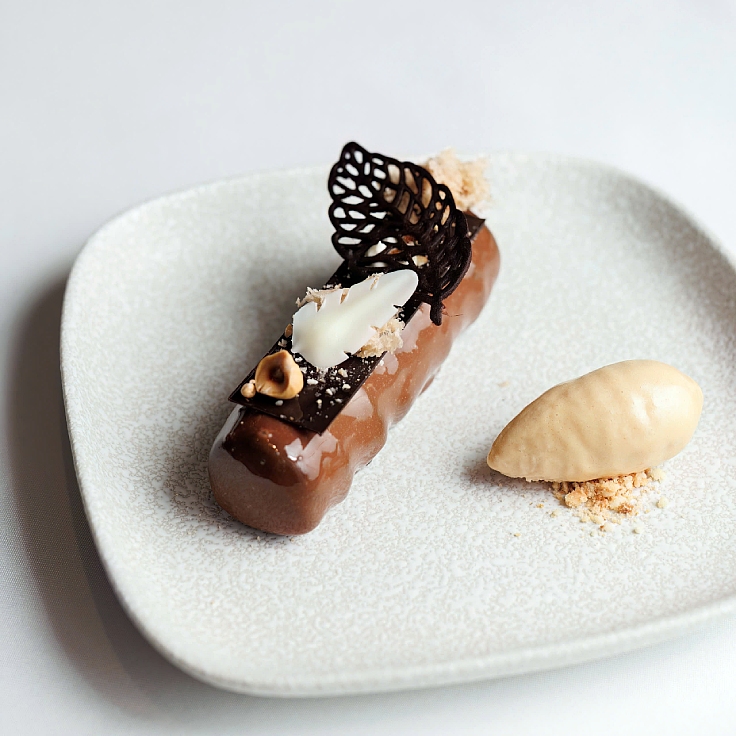 The hazelnut chocolate entremets, ready to be served. (© La Villa)