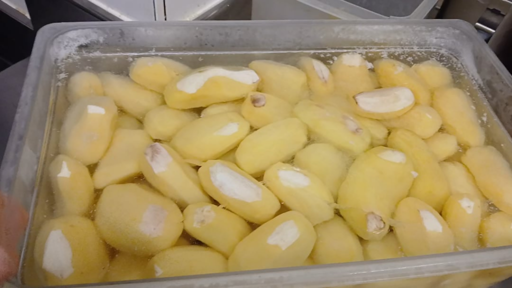 06.30, saturday morning. I guess I’ll start my shift by peeling potatoes today. 06.30, saturday morning. I guess I'll start my shift by peeling potatoes today.