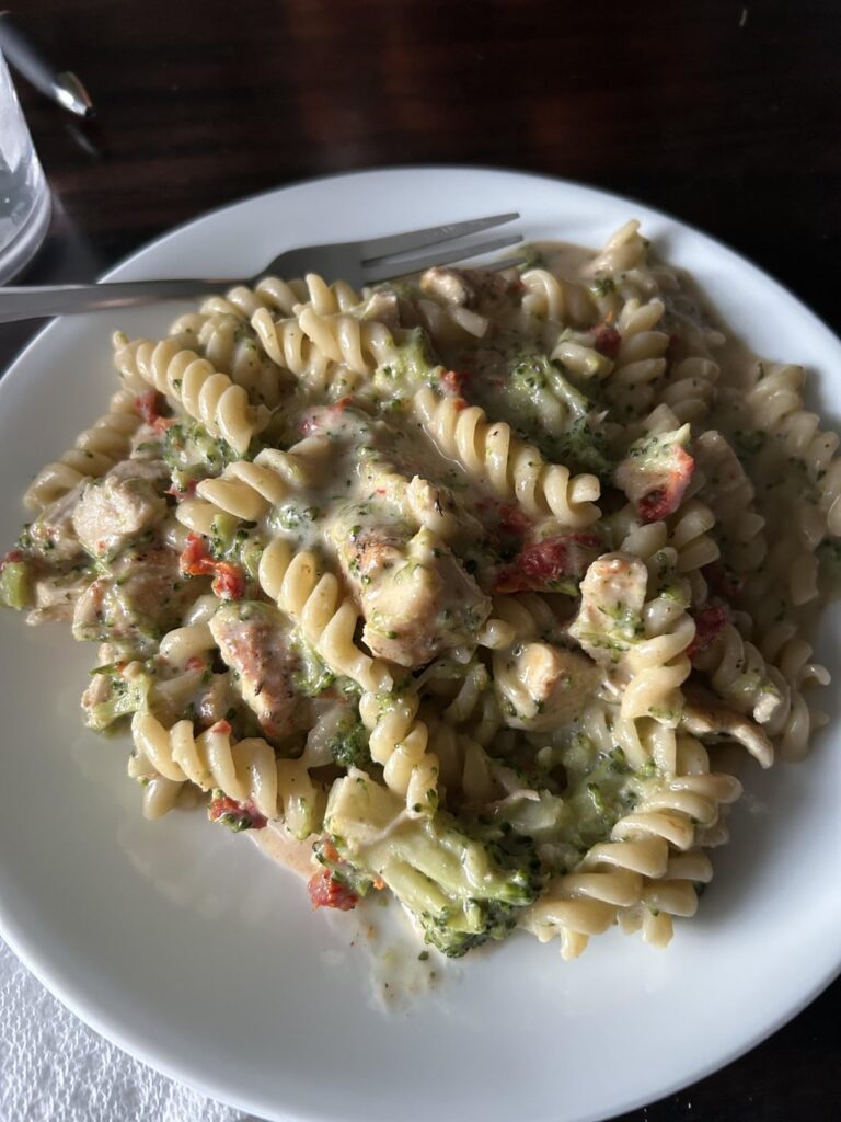 Chicken and broccoli Alfredo pasta with sundried tomatoes bag- 630 cals