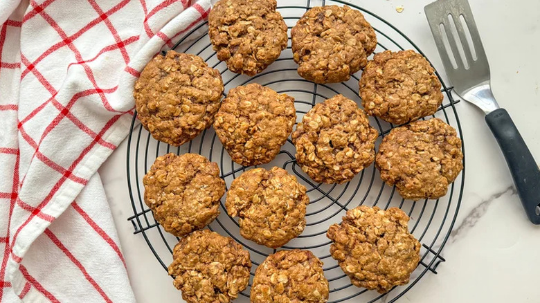 Cooling rack with oatmeal cookies