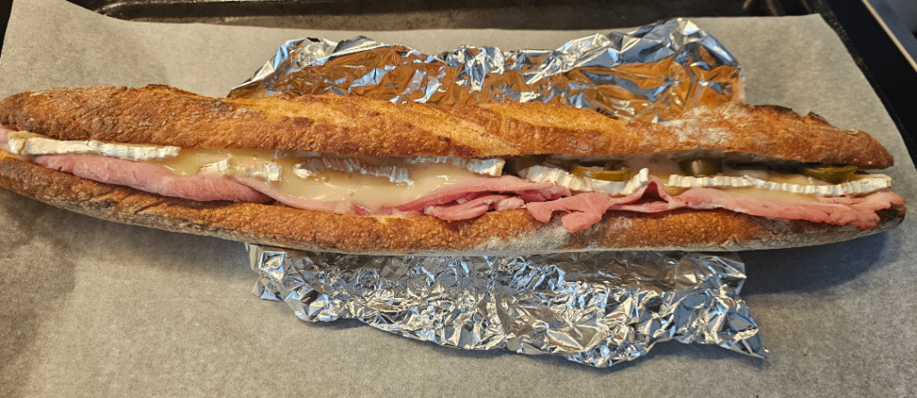 Baguette with semi-salted butter, ham, raw milk brie, jalapenos.