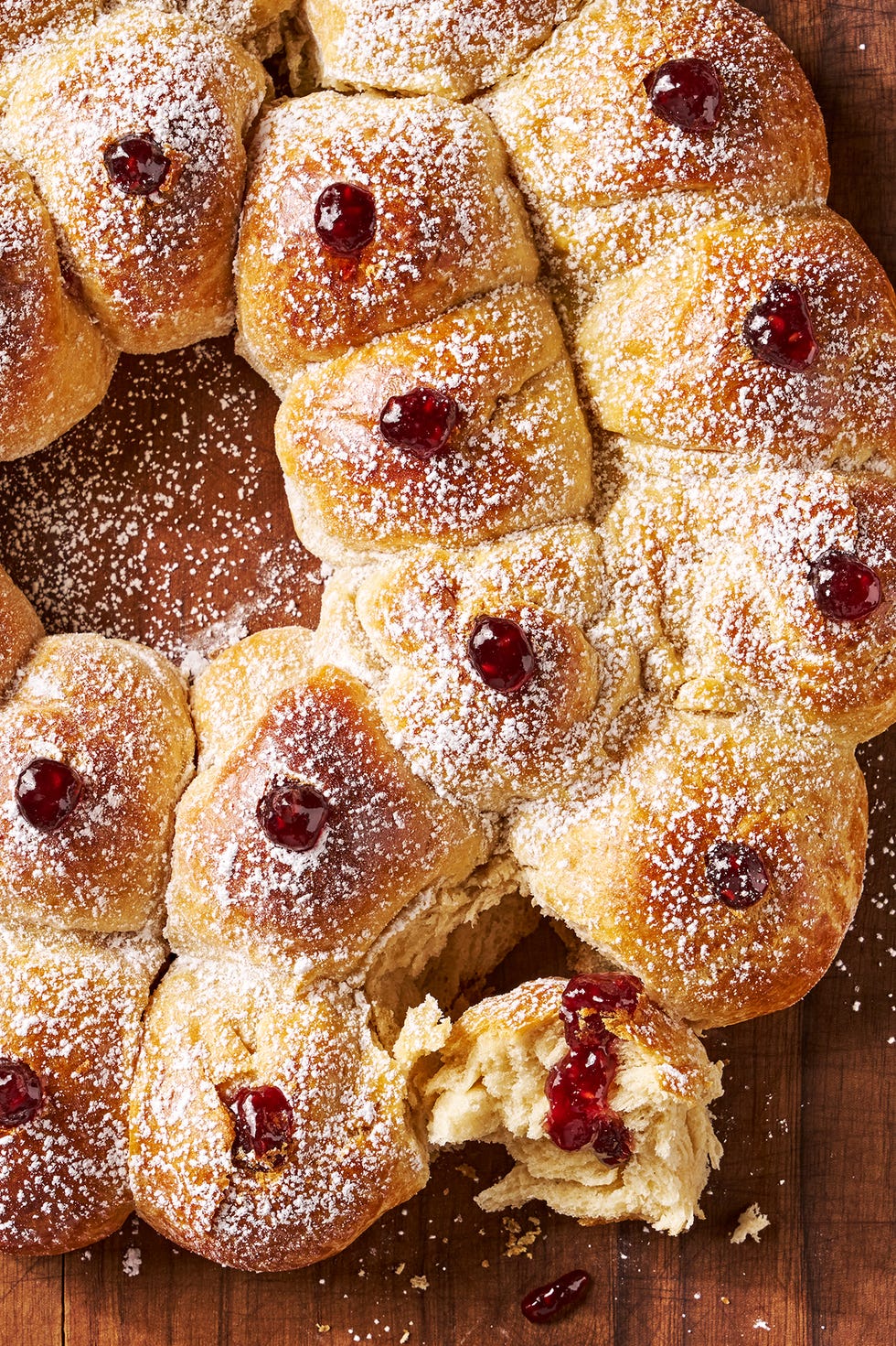 easy pull apart baked donut ring with berry jam filling