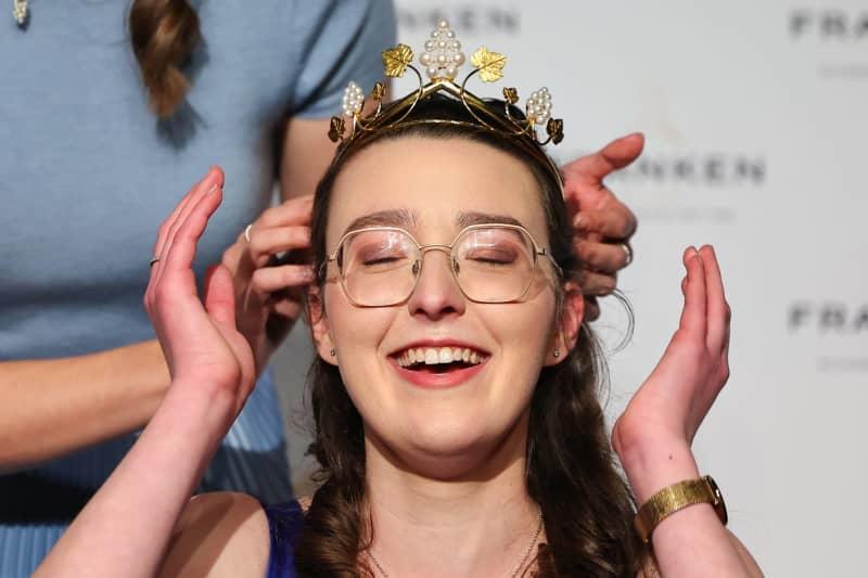 Being a wine sovereign is a busy job. According to the Franconian Winegrowers' Association, the respective office holder attends around 400 events such as wine festivals, carnival events and trips every year to market wine from Franconia. Here, Franconian Wine Queen Lisa Lehritter is crowned by her predecessor. Daniel Karmann/dpa