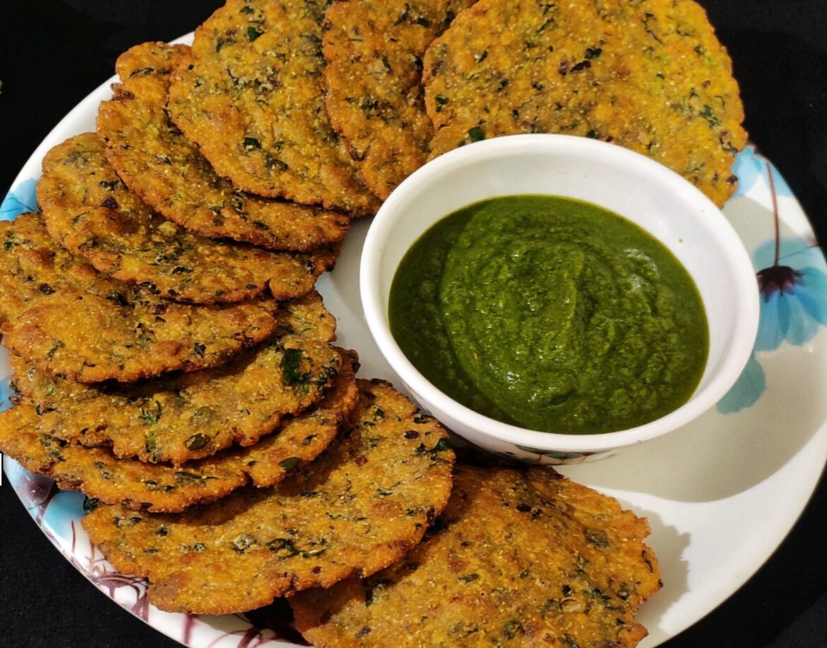 Makki aate ki crispy methi puri