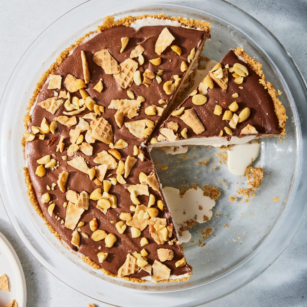 ice cream pie with chocolate ganache, waffle cones and peanuts