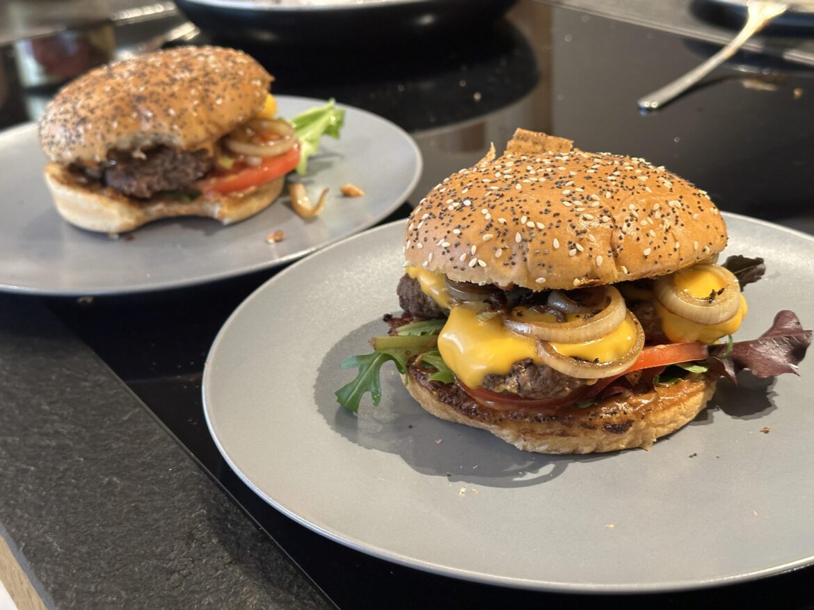 Burger with satésaus for me and my husband
