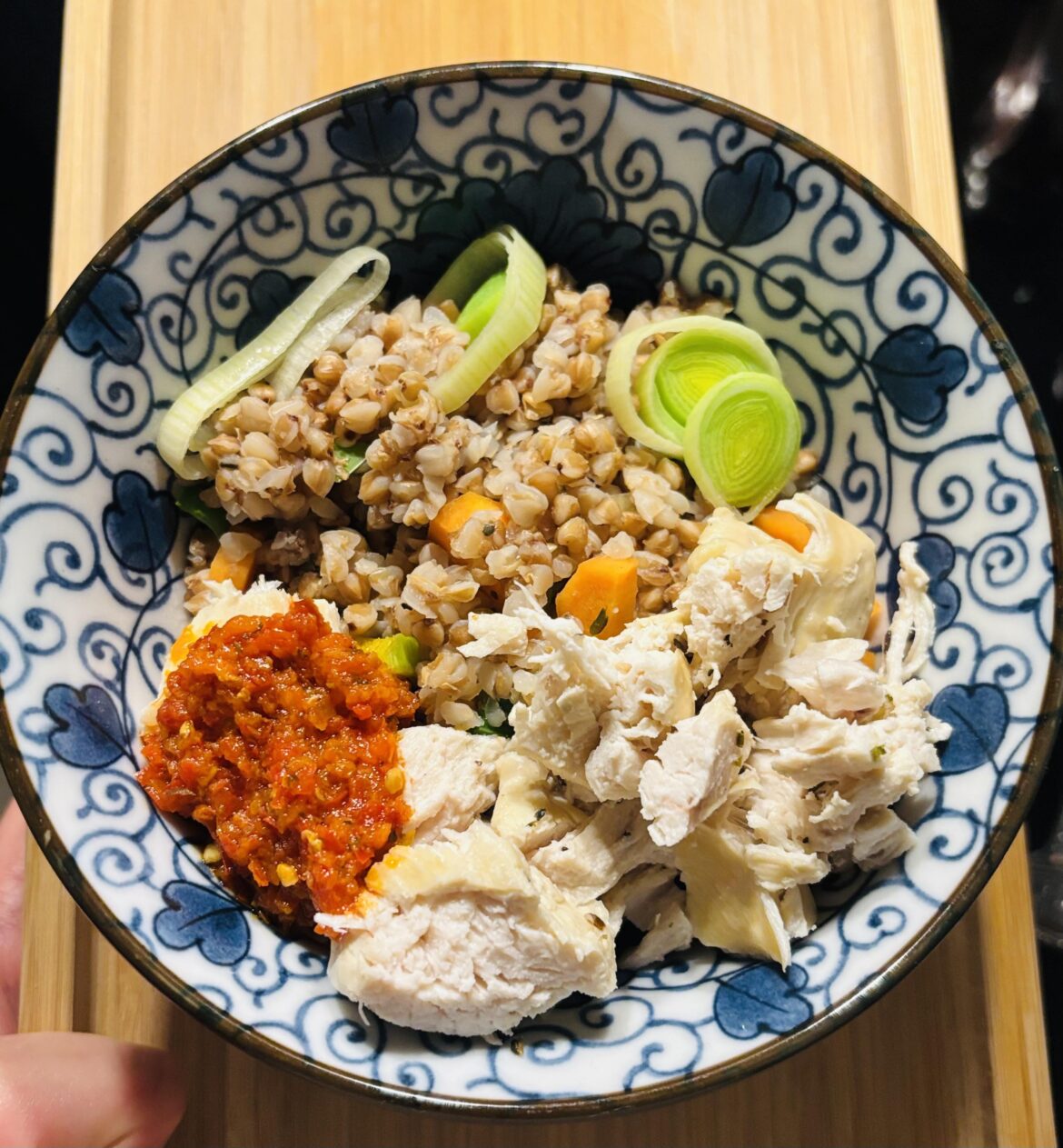 Buckwheat with leeks and carrots, served with chicken breast and chili paste. 🌾🥕🌶️🍗
