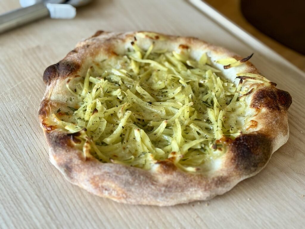 (1) Pizza alle patate, (2) con mortadella, (3) con salame