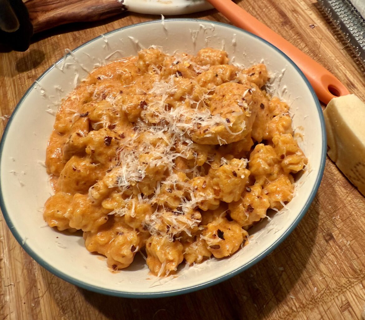 Vodka sauce with chicken over radiatori pasta Vodka sauce with chicken over radiatori pasta