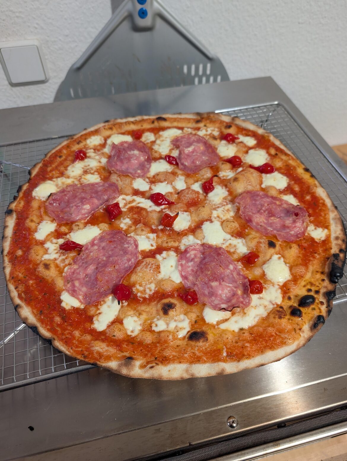 Pizza scrocchiarella with salami and chilli drops 🤤 To Europe! 🇪🇺🥂