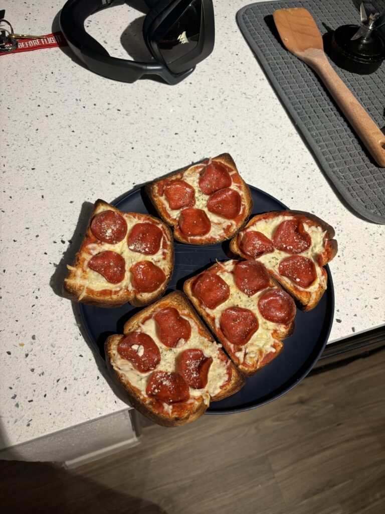 Keto Bread Pizzas. 450cal 57P