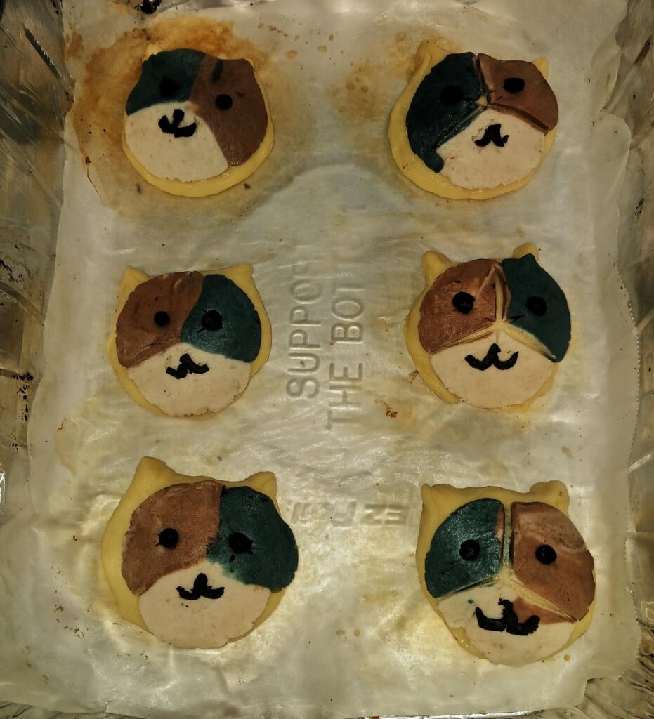 I made Mexican Conchas to look like kitties 😸 They came out so cute