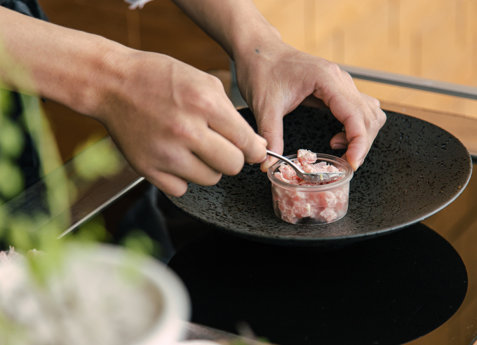 Phần thịt bò được đóng như một chiếc bánh tròn cao khoảng 2 cm.