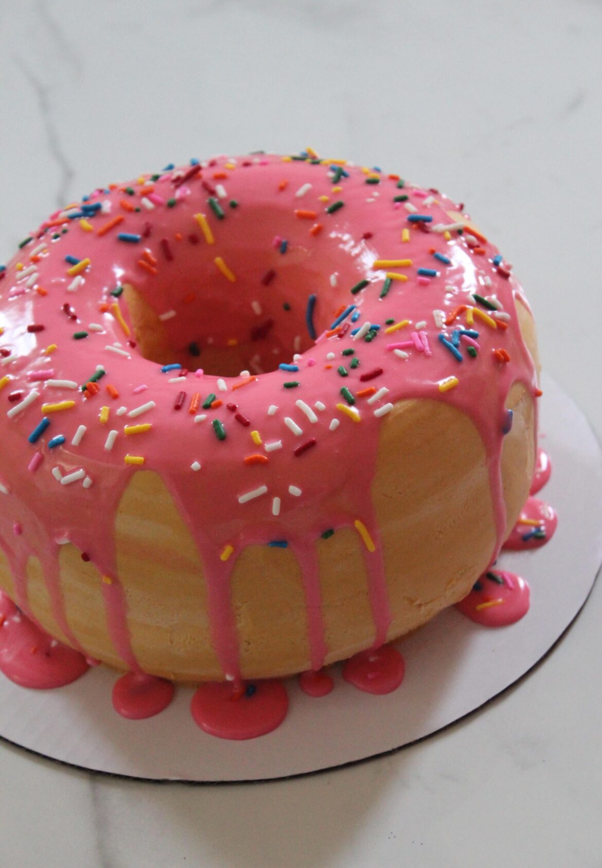 doughnut cake for a “two sweet” birthday! i giggled to myself the entire time i was decorating this 😂🍩