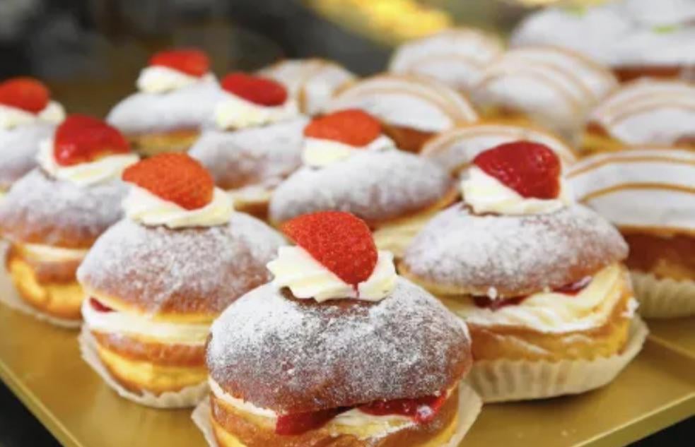 Strawberry and whipped cream paçzki around Lincoln Park? Dining and Cooking