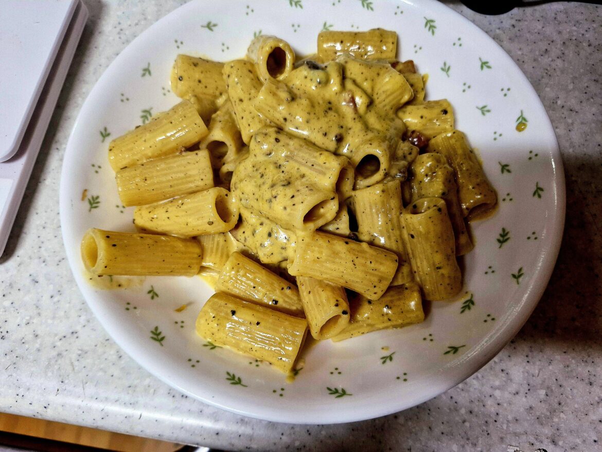 I usually make Gricia but today I made Carbonara in a long time.