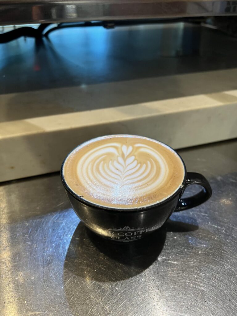 Haven’t been working at a shop that has mugs in a while and I miss doing latte art 💔