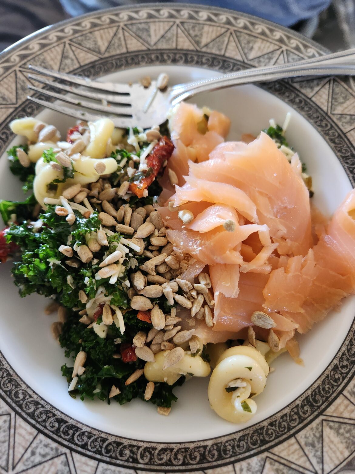 Easy light salad for dinner (590 calories)