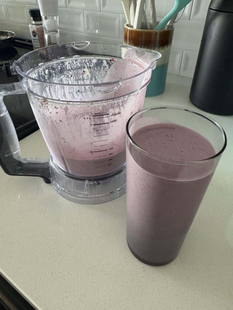 Smoothie that tastes like PB&J Smoothie that tastes like PB&J
