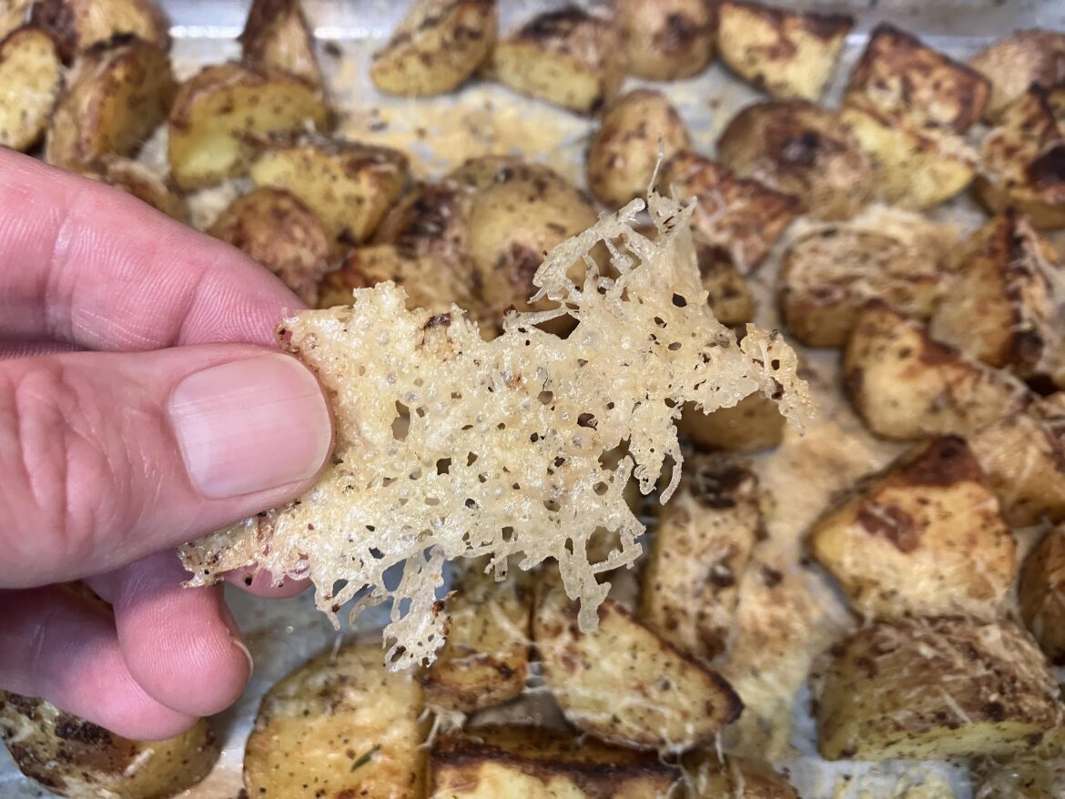The best part of making these roasted parmesan potatoes is these crispy bits 🤤
