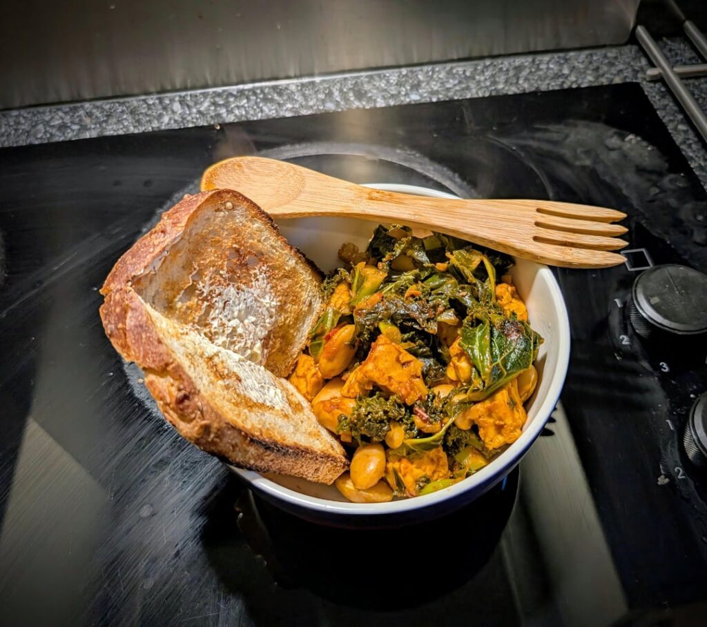 Harissa butter beans, tempeh & kale with toast