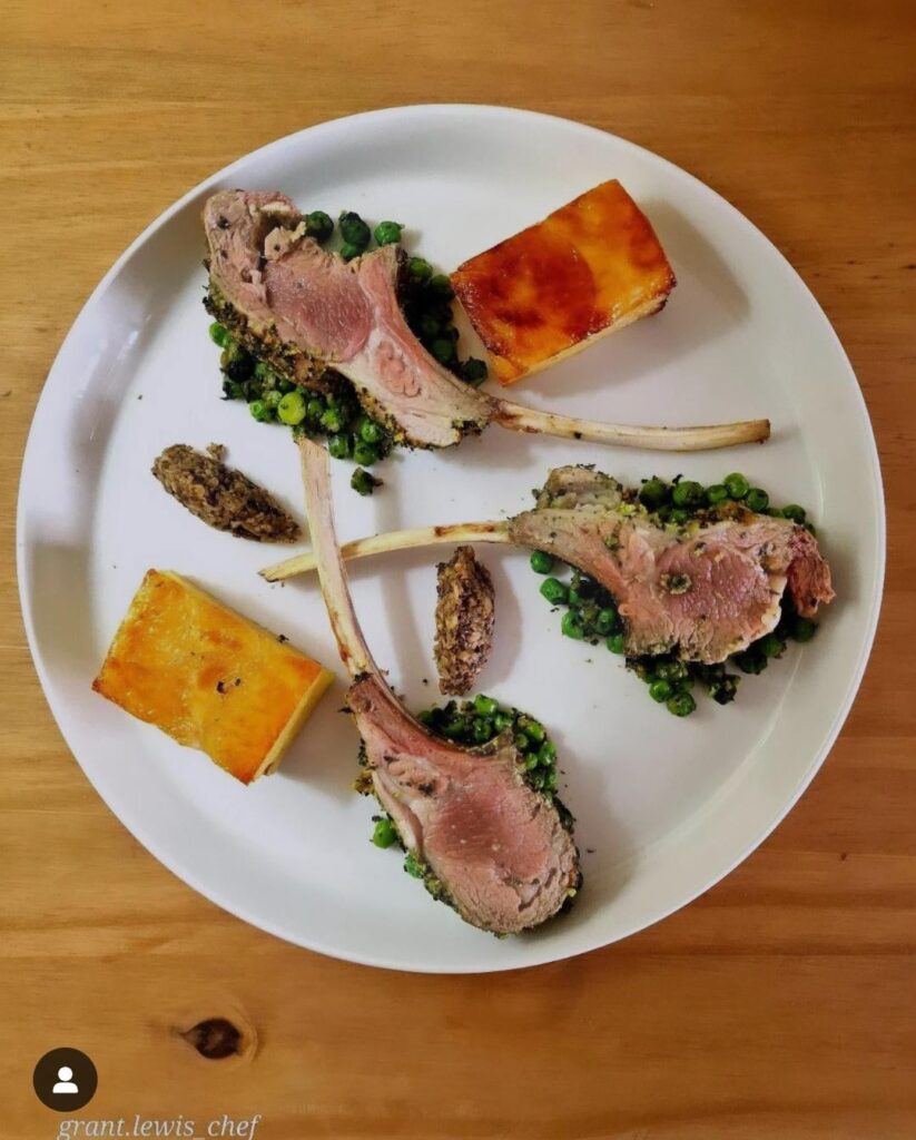 𝙷𝚞𝚛𝚋 𝚌𝚛𝚞𝚜𝚝𝚎𝚍 𝚕𝚊𝚖𝚋 𝚛𝚊𝚌𝚔 𝚘𝚗 𝚊 𝚋𝚎𝚍 𝚘𝚏 𝚜𝚎𝚊𝚜𝚘𝚗𝚍 𝚖𝚒𝚗𝚝 𝙿𝚎𝚊𝚜 𝚠𝚒𝚝𝚑 𝚙𝚘𝚝𝚊𝚝𝚘 𝚝𝚎𝚛𝚒𝚗𝚎 𝚊𝚗𝚍 𝚖𝚞𝚜𝚑𝚛𝚘𝚘𝚖 𝚍𝚞𝚡𝚎𝚕𝚕𝚎𝚜