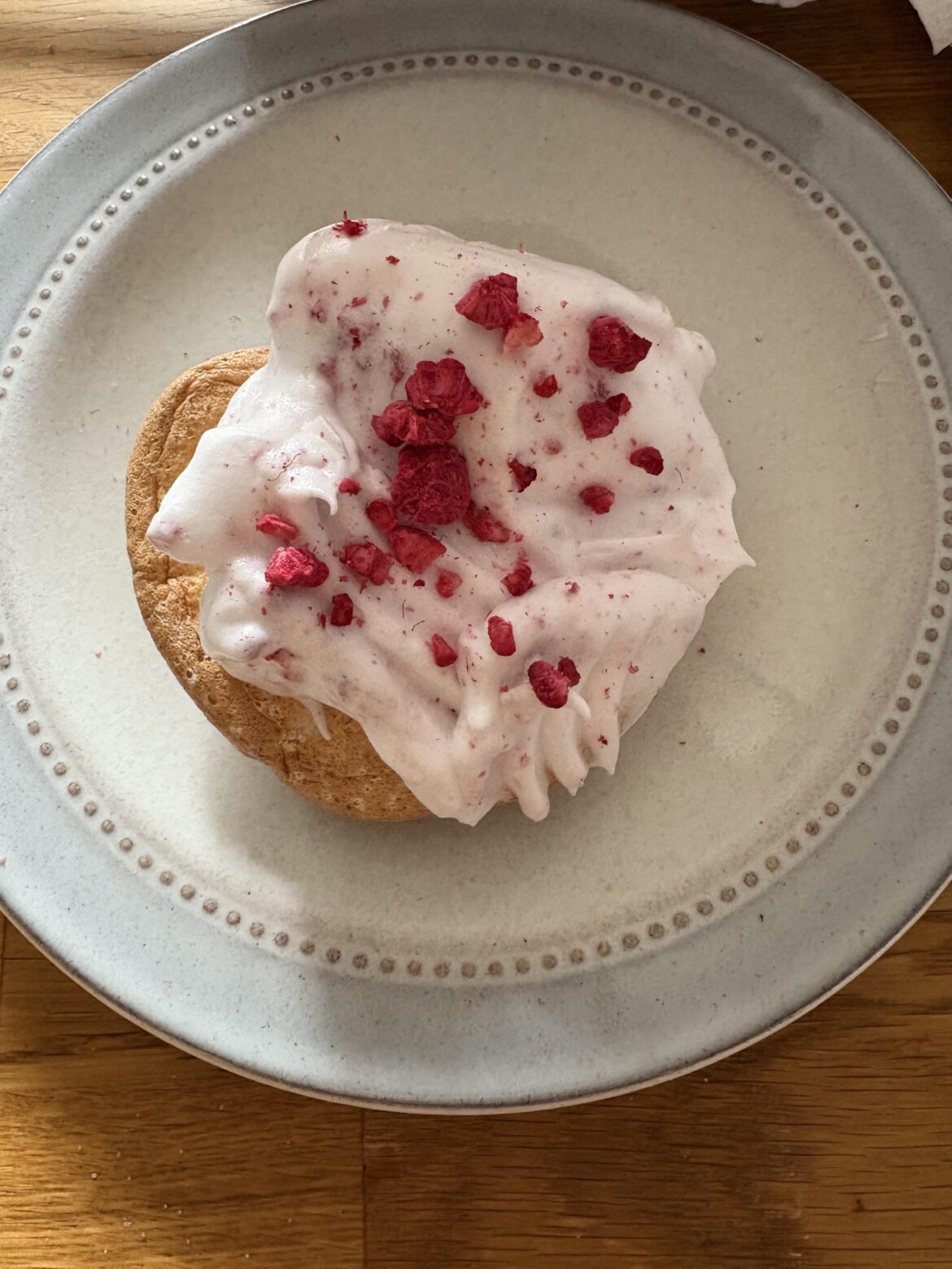 Cardamom cakes, 15 calories each, 90 calories for the whole batch of 6. With the pictured topping max 20 calories each.