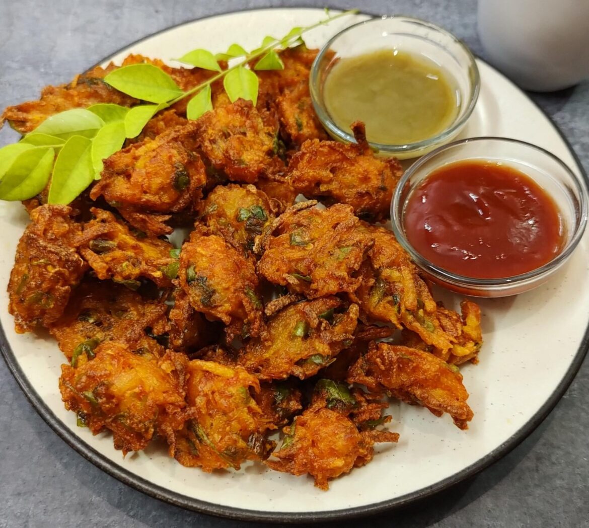 Crispy aloo laccha pakoda
