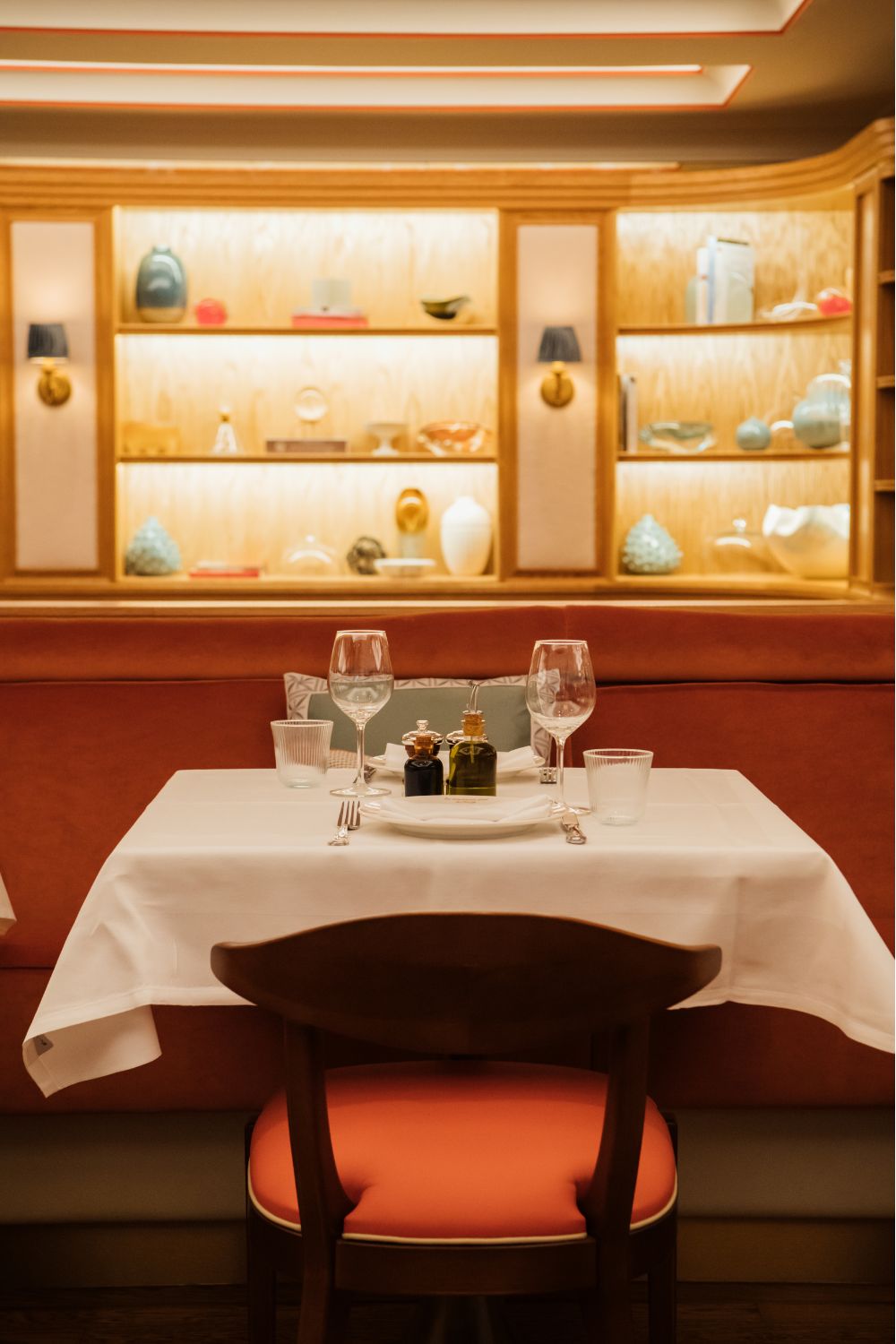 Restaurant with rose pink banquettes and white tablecloths